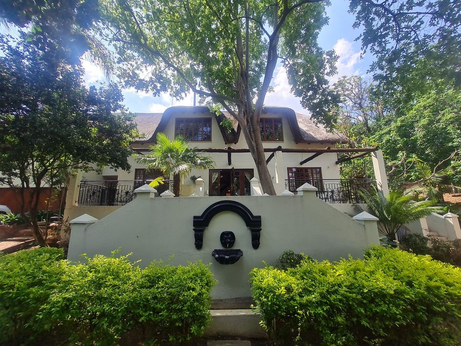 60 on Monica, 6 Bedroom Lesedi Lodge, Hartbeespoort