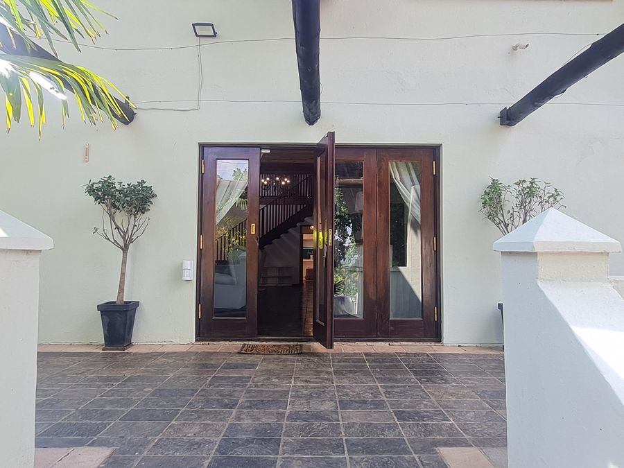 60 on Monica, 6 Bedroom Lesedi Lodge, Hartbeespoort - Photo 3