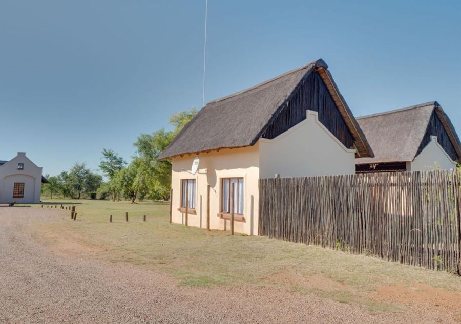 Zebula 1 Pela Lodge - 4 Bedroom House with 2 Bedroom Cottage - Photo 3