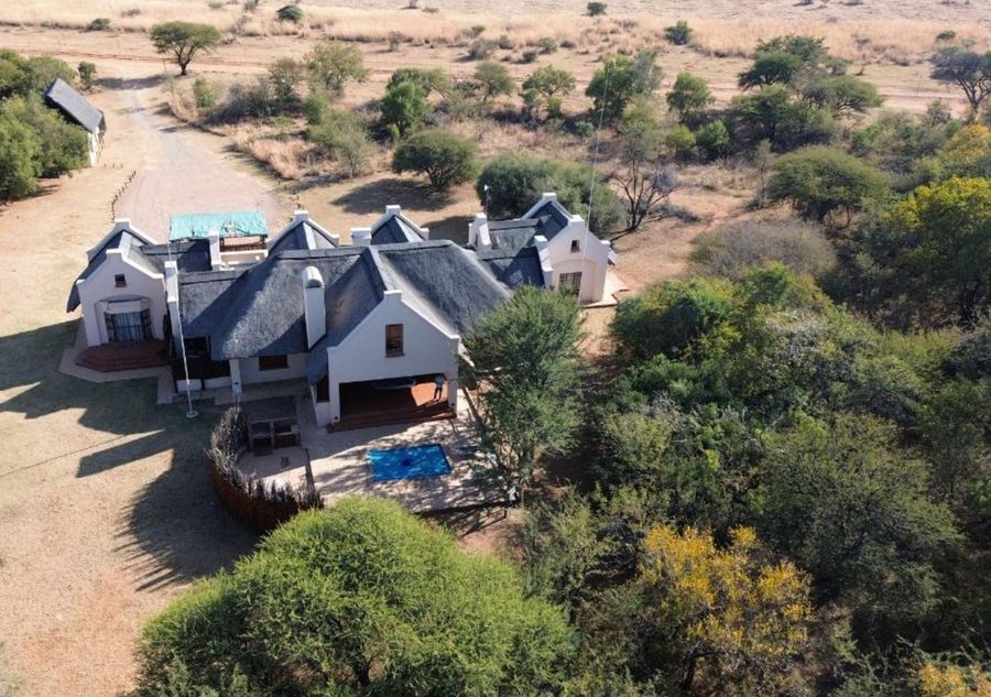 Zebula 1 Pela Lodge - 4 Bedroom House with 2 Bedroom Cottage
