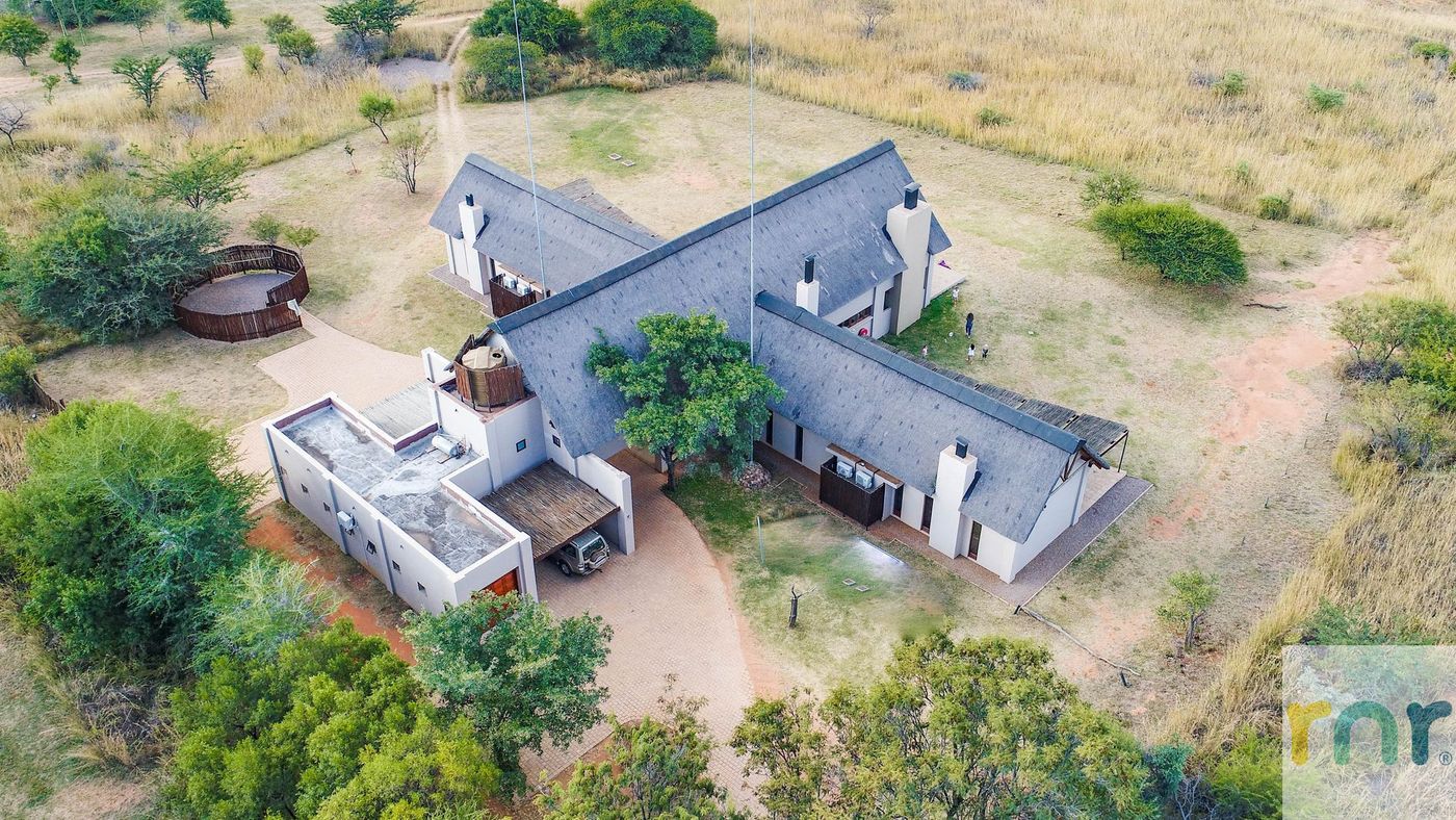 Zebula M81 - 4 Bedroom House with Loft Area (Sleeps 16)