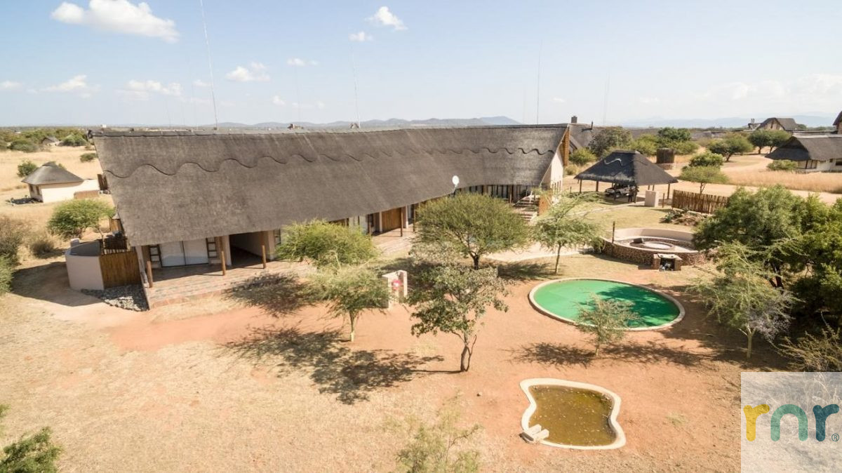 Zebula 5 bedroom house, pool, jacuzzi, green IZK1