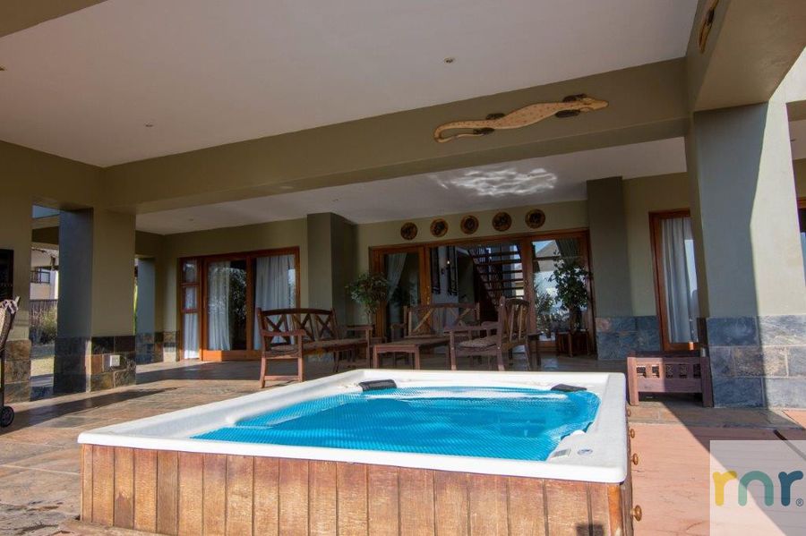 Zebula 4 Bedroom House with Jacuzzi IZ21 - Photo 2