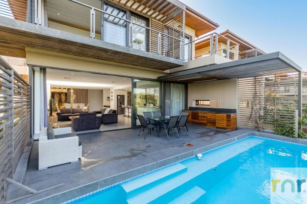 Stylish 19 Ocean's Edge 4 Bedroom Home, Zimbali