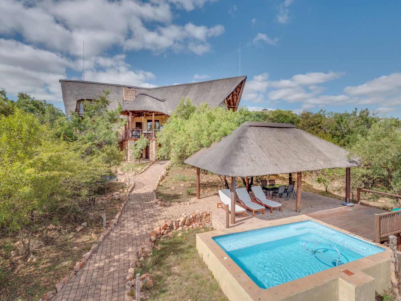 210 Zebula - 5-bedroom house & 1-bedroom cottage