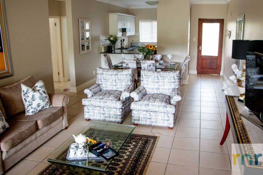 Selborne 2 Bedroom Villa ZPF25 - Photo 3